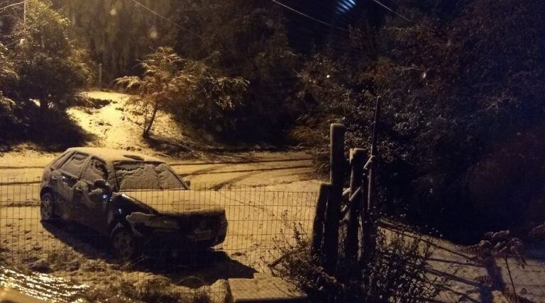 La primera nevada de Bariloche cubrió los caminos en poco tiempo.