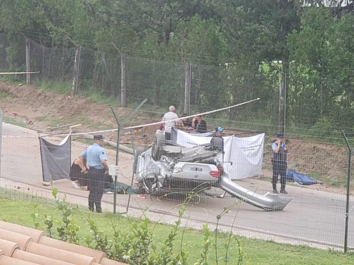 Dos jóvenes fallecieron al volcar el auto en el que viajaban en Villa Walcarde
