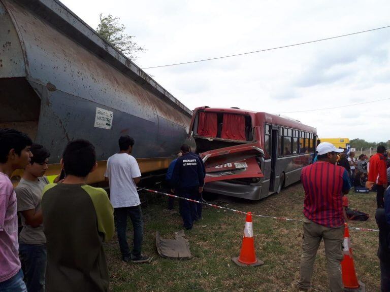 El accidente entre el tren y el colectivo ocurrió en cercanías de Guiñazú.