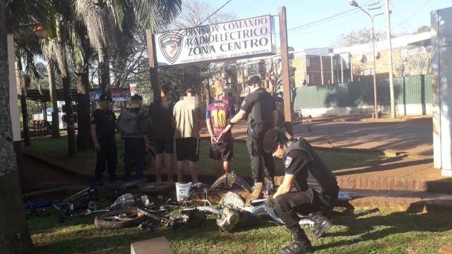 Desarmaban una moto robada y fueron detenidos