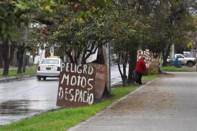 Los carteles también alertan a los motociclistas que transitan por la zona.