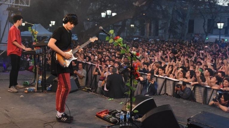 La banda mendocina Usted Señálemelo, en su destacada performance del día viernes 7.