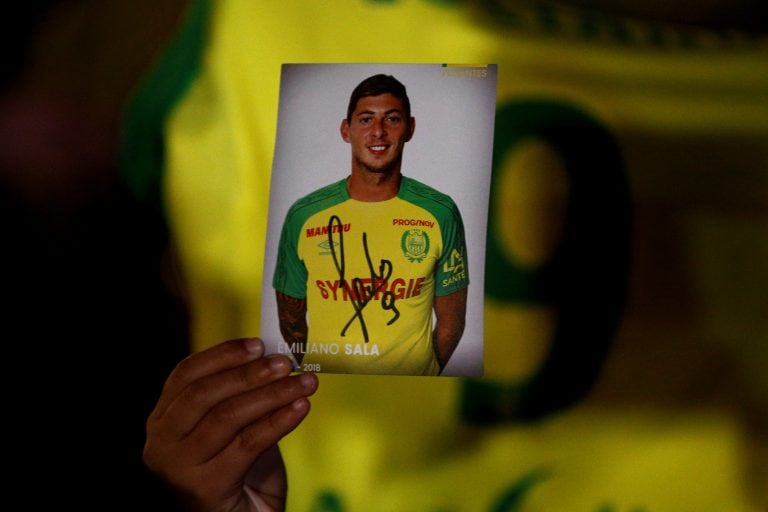 Un fan sostiene la foto de Emiliano Sala, desaparecido desde el lunes.