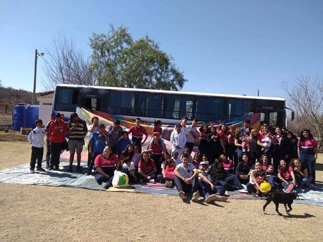 Alumnos del último año del Liceo asistieron a llevar las donaciones. (Liceo Cultural Docente de Salta)