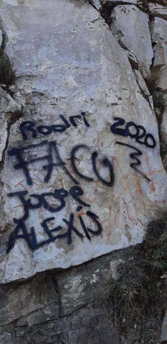 Los nombres de los jóvenes pintados en el cerro.