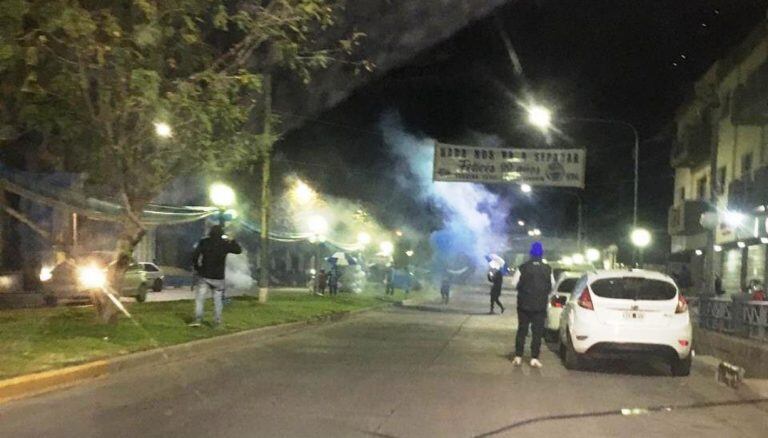 Hinchas violaron la cuarentena para ir a la puerta del club.