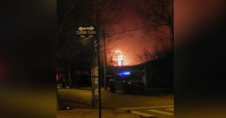 Ocurrió en la madrugada de este martes. Los bomberos debieron evacuar a los vecinos.