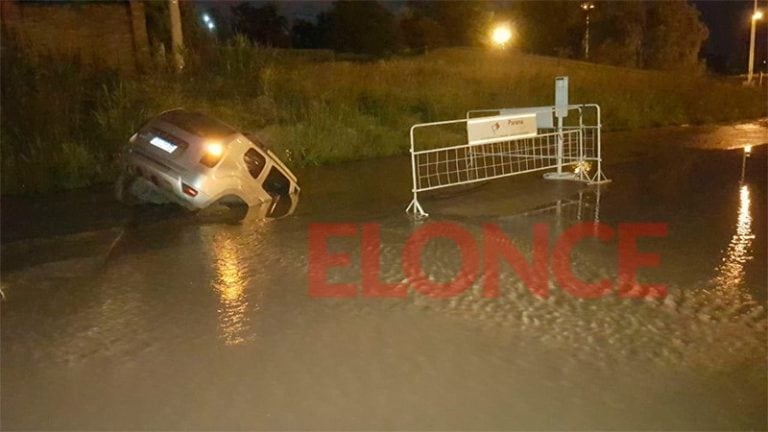 Así quedó la camioneta que cayó a un pozo que revalsaba de agua en Paraná. Fotos: El Once.