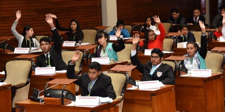 Los alumnos proponen iniciativas consensuadas en las aulas y en el recinto de sesiones ejercitan las técnicas parlamentarias.