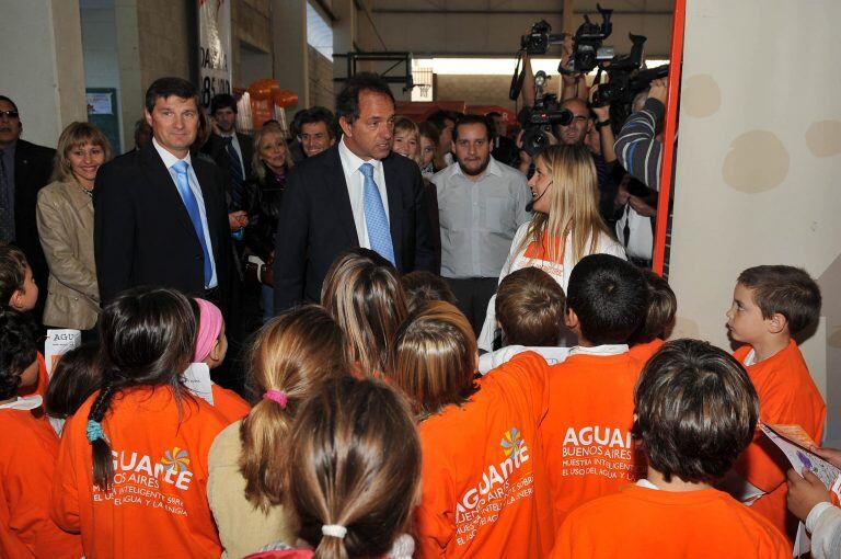 LINCOLN, 25/01/2011,EL GOBERNADOR DANIEL SCIOLI RECORRIO LA MUESTRA ITINERANTE AGUANTE BUENOS AIRES DEL MINISTERIO DE INFRAESTRUCTURA DONDE SE ENSEÑA A LOS CHICOS EL CIUDADO DEL AGUA Y LA ENERGIA JUNTO AL INTENDENTE LOCAL JORGE FERNANDEZ 
FOTO:DYN/GOBERNACION.  lincoln daniel scioli MUESTRA ITINERANTE AGUANTE BUENOS AIRES gobernador bonaerense visita la exposicion