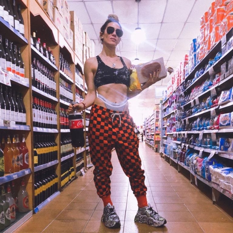 Jimena Barón se fotografió comprando mortadela en el chino  (Foto: Instagram/ @baronjimena)