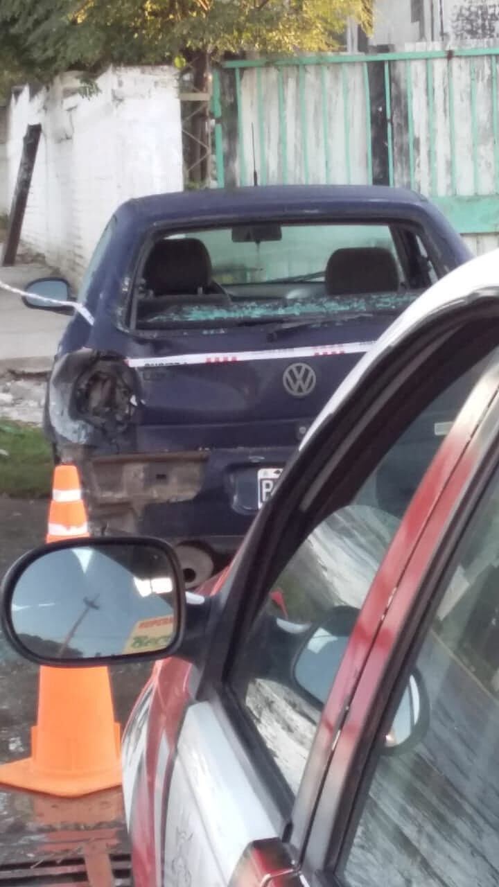 Volkwagen Gol se encontraban estacionado y fue chocado por una motocicleta que era conducida por tres jóvenes.  Alta Gracia.