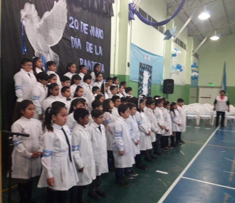 Los chicos de 4 grado de la primaria prometieron la Bandera.