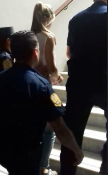 Nahir Galarza llegando a Tribunales.