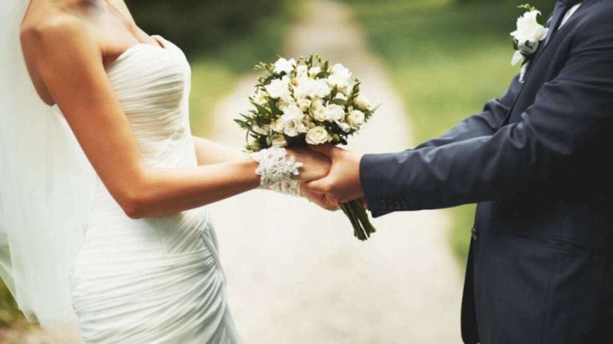 Una mujer interrumpió una boda a los gritos, diciendo que estaba embarazada del novio, y se volvió viral