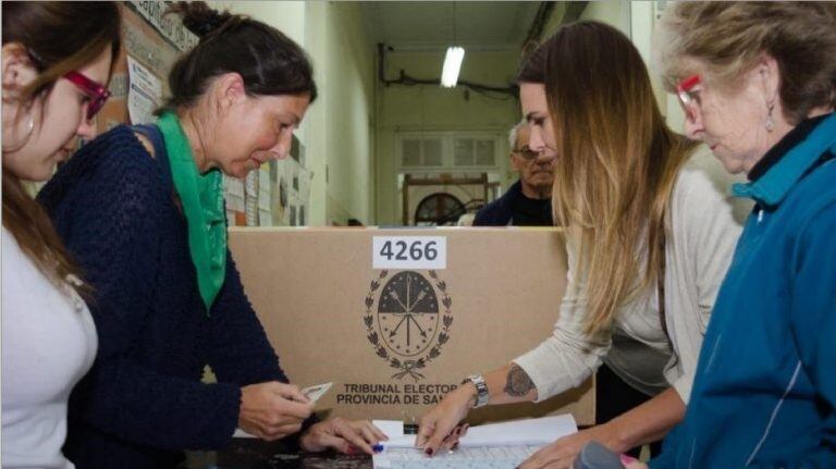 La imagen de Granata y la autoridad de mesa con el pañuelo verde rápidamente se viralizó. (Twitter)