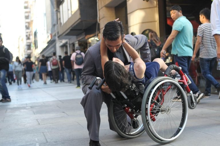 Brenda y Horacio podrían ser dos bailarines más que conectan al viandante con la pasión y la melancolía porteña, pero no es así, ya que su danza, además de ir sobre ruedas, no tiene límites creativos sobre las aceras. (Foto: EFE/María Paula Rodríguez)