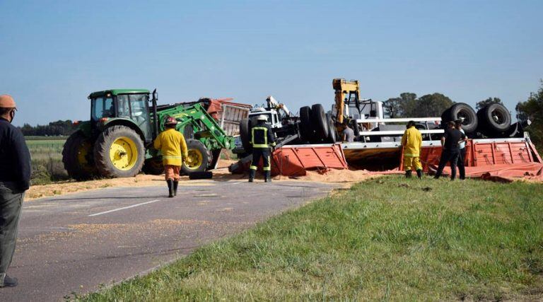 Un tractor y una motoniveladora trabajaron en liberar el camino (Letra B)