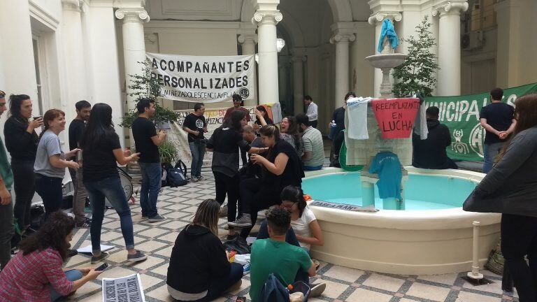 Empleados municipales precarizados coparon el patio del Palacio de los Leones. (@aterosario)