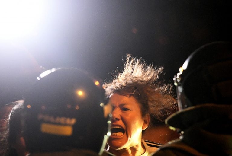 Un manifestante grita a la policía antidisturbios durante los enfrentamientos de esta noche, mientras se realizaba un acto de campaña del presidente y candidato presidencial del partido Movimiento por el Socialismo (MAS), Evo Morales en Santa Cruz, Bolivia. REUTERS/Rodrigo Urzagasti