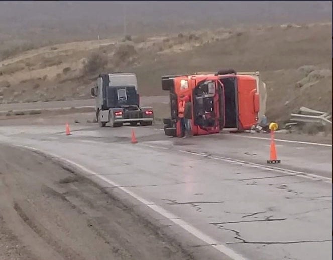 El camión quedó recostado sobre uno de sus laterales en la ruta nacional Nº3. Foto: Comodoro24