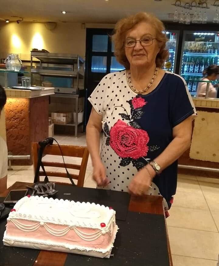 Sus familiares celebraron junto a ella cuando se recibió (FACE UNT. Web)