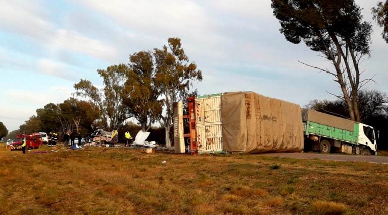 El acoplado quedó volcado y atravesado en la ruta (Diario Textual)