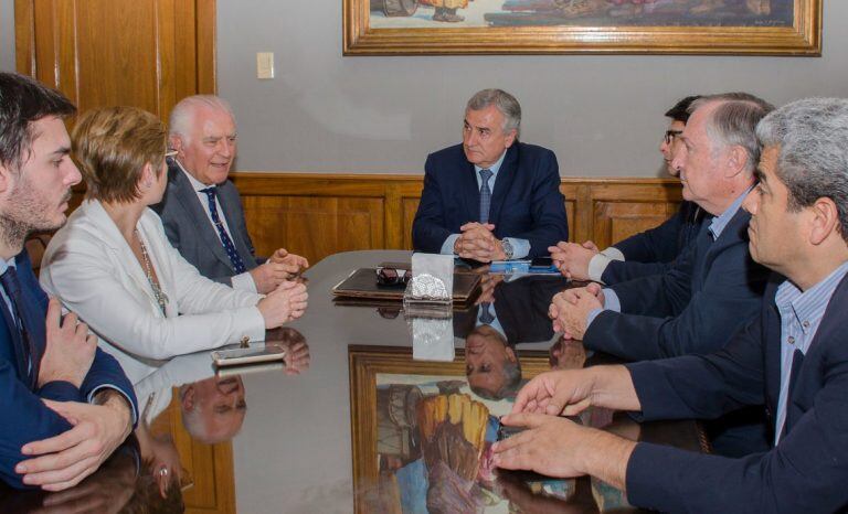 El gobernador Gerardo Morales recibió al doctor Héctor Granillo Fernández, presidente de la Asociación Argentina de Juicio por Jurados. Asistieron al encuentro la diputada nacional Gabriela Burgos, el ministro de Gobierno y Justicia,  Agustín Perassi; y titular del Ministerio Púbico de la Acusación, Sergio Lello Sánchez, y demás funcionarios.