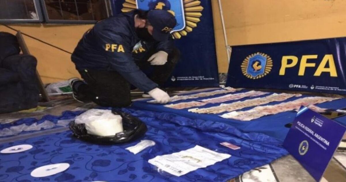 Secuestraron droga, 21 celulares y $175 mil en kiosco narco allanado en Neuquén