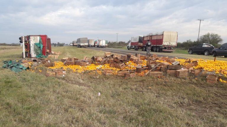 Vuelco de camión 
Crédito: Bomberos Ceibas