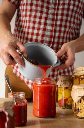 El bicarbonato de sodio es el compuesto que ayuda a reducir la acidez de la salsa de tomate.