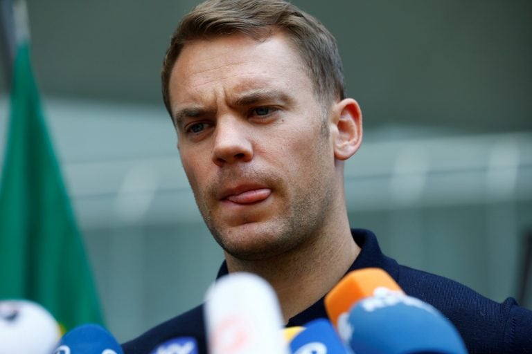 El arquero alemán Manuel Neuer, dolido ante la prensa de su país tras aterrizar proveniente de Rusia. REUTERS/Ralph Orlowski