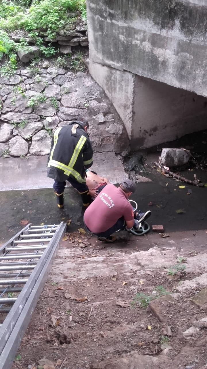 Hombre cayó dentro de un canal (Web)