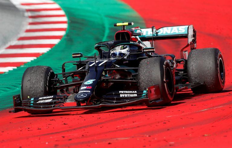 Bottas y el Mercedes ganador. Los coches del equipo alemán estrenaron color negro para esta temporada; justamente, un mensaje contra el racismo y en favor de la diversidad.