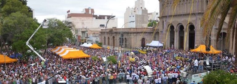 La celebración del Tinkunaco se inicia al mediodía del 31 de diciembre con la salida en procesión de la imagen de San Nicolás de Bari desde la Catedral. Desde la iglesia de San Francisco ubicada en la esquina opuesta de la plaza principal un grupo de hombres trae en andas la pequeña imagen del “Niño Dios” vestido de alcalde.