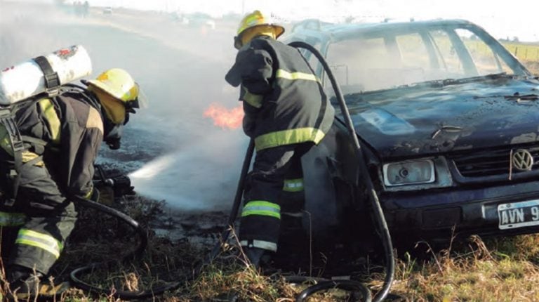 Los Bomberos y la Policía acudieron a apagar las llamas sobre un vehículo.