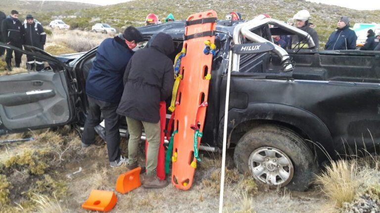 El conductor quedó atrapado en el interior de la camioneta.