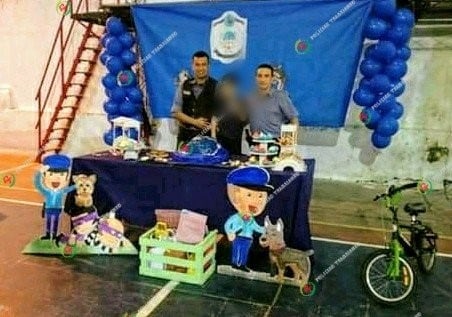 Los uniformados fueron invitados por el niño a su cumpleaños.