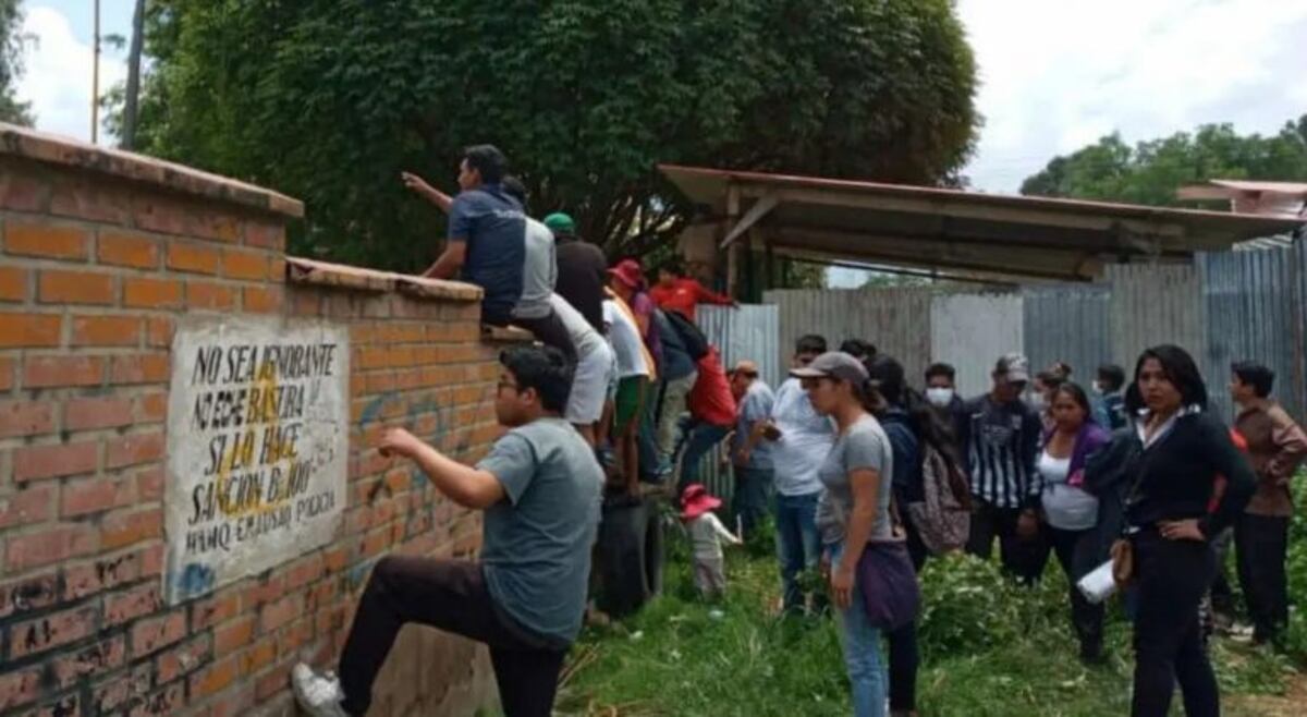 Histeria colectiva por el coronavirus: padres irrumpieron en un colegio de Bolivia para retirar a sus hijos