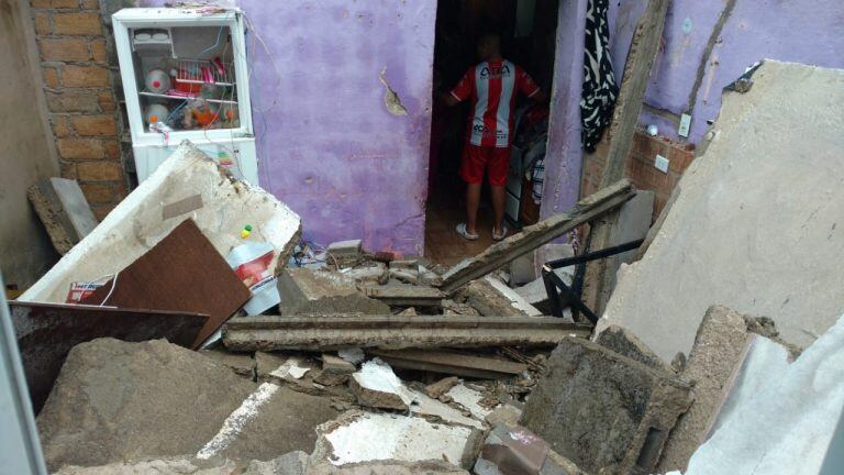 Un rayo les partió la casa en barrio Altos de General Paz.