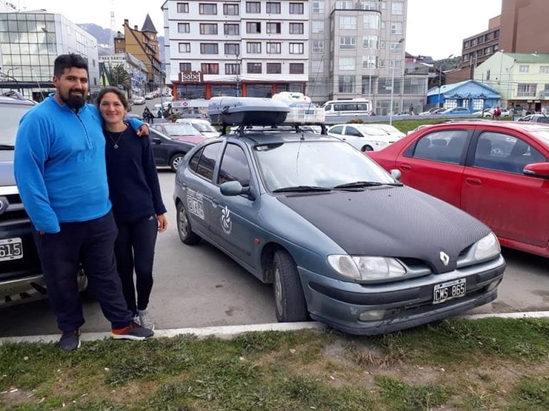 Mauricio Sepúlveda y Micaela Mazzulla con su Renault Megane.