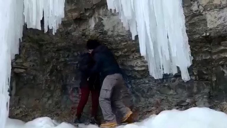 Freddy le propuso matrimonio a Liliana bajo la cascada congelada del arroyo Calafate.