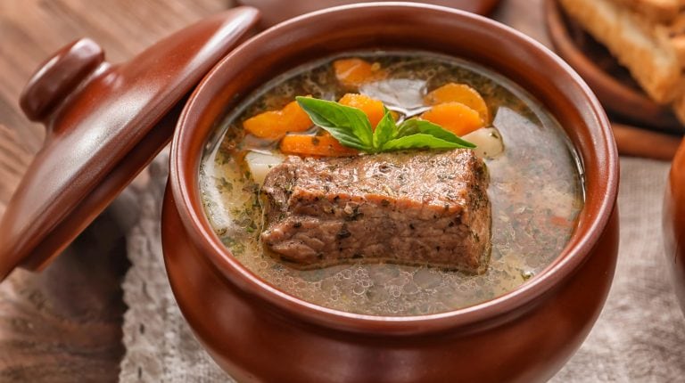 Las ollas de barro necesitan ser curadas para poder ser usadas en la cocina. (Archivo Rumbos)