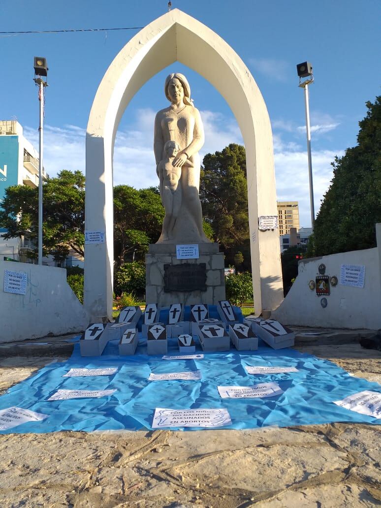 Un grupo "pro vida" se manifestó en un monumento en Neuquén.