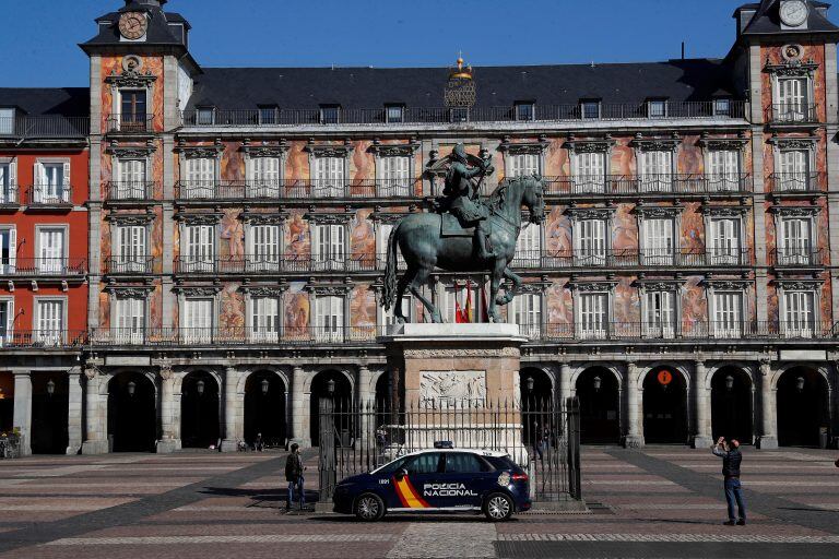 La Plaza Mayor de Madrid casi desierta este sábado en el que el Gobierno aprueba el decreto que declara el estado de alarma que, entre otras medidas, prevé restringir el movimiento de personas salvo para ir a trabajar, a comprar alimentos o medicamentos, acudir a hospitales o a cuidar a personas mayores (Foto: EFE/ Chema Moya)