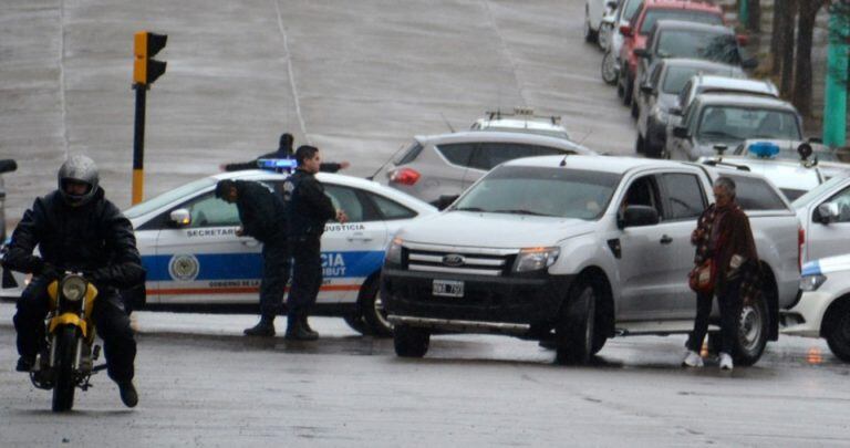 Un policía observó la situación y actuó rápidamente.