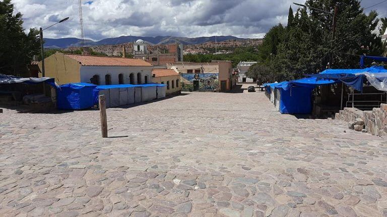 La explanada del Monumento a los Héroes de la Independencia, en Humahuaca, permanece totalmente despejado, sin vendedores, turistas ni pobladores.