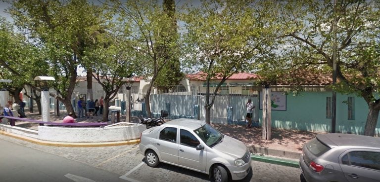 El frente de la escuela Almafuerte en Guaymallén.