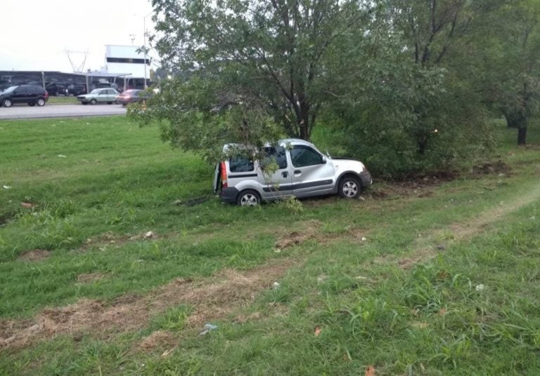 Un Peugeot 206 y una Renault Kangoo terminaron en la banquina de Circunvalación a la altura de Uriburu. (@belitaonline)