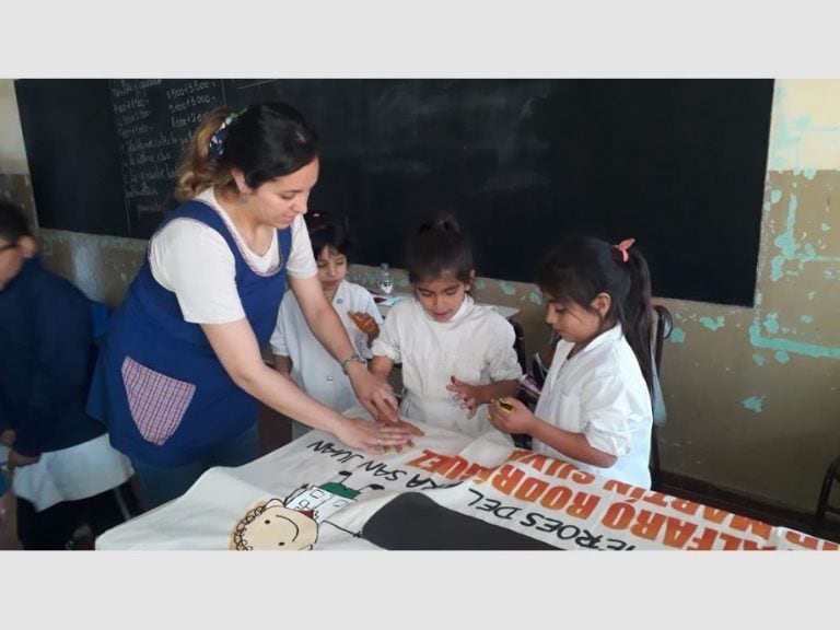 Los alumnos de primaria decoraron una bandera para dos de los sanjuaninos que fueron a esa escuela.